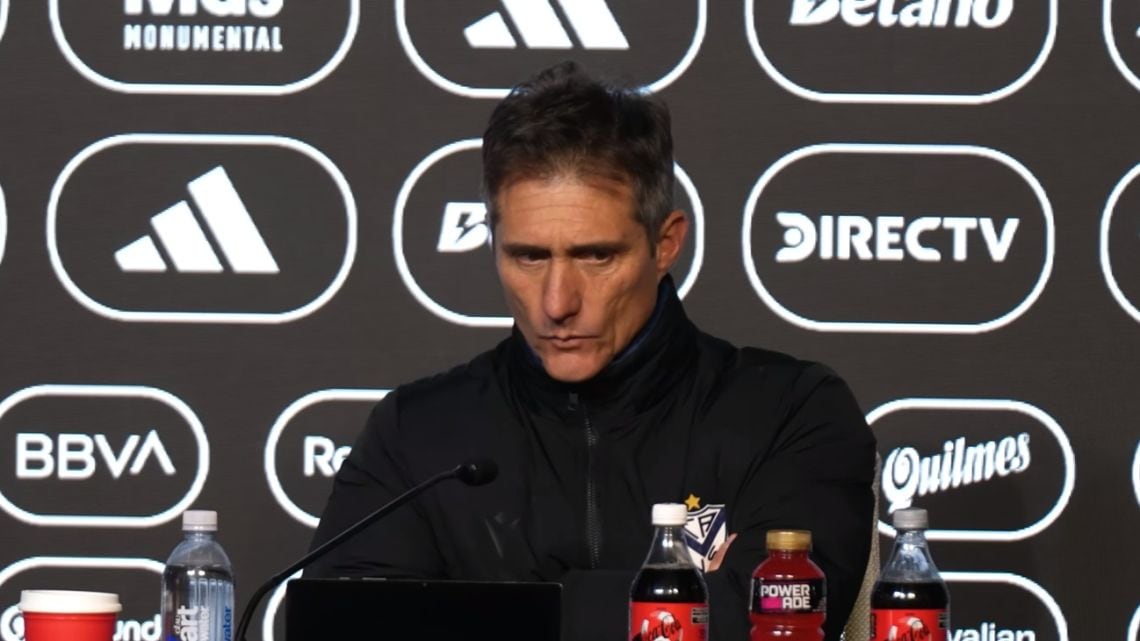Vélez se quedó con las manos vacías ante Riestra y Barros Schelotto apuntó contra Arasa y el VAR