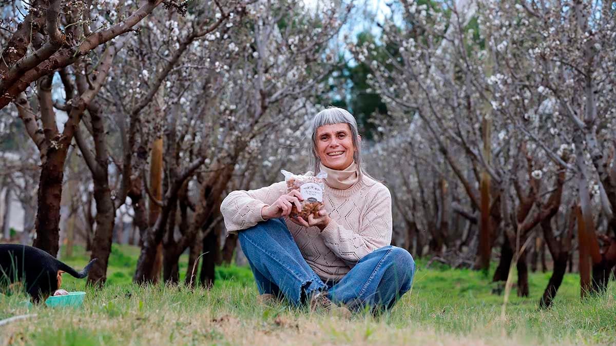 A los 62, dejó el aula y empezó a cosechar almendras junto al río Limay: la historia de Teresita