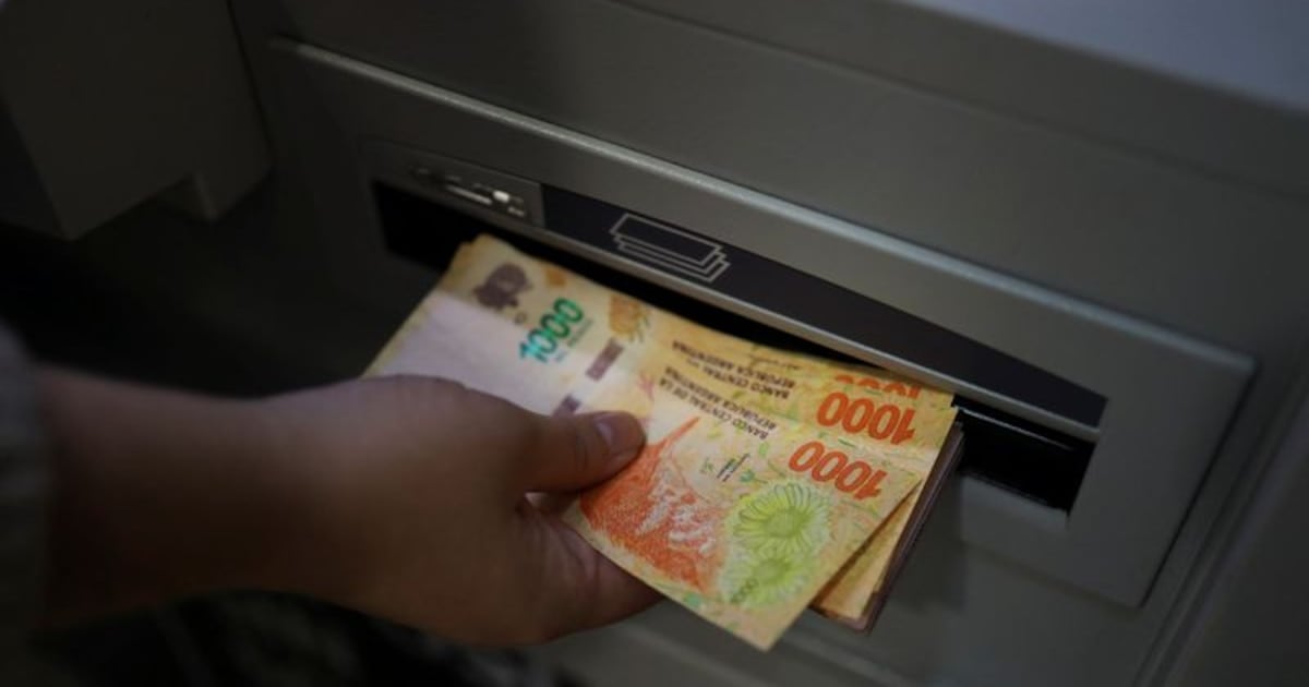 Comisiones bancarias: cuánto pagan los argentinos por usar un cajero ajeno, reponer la tarjeta o extraer dólares en el exterior