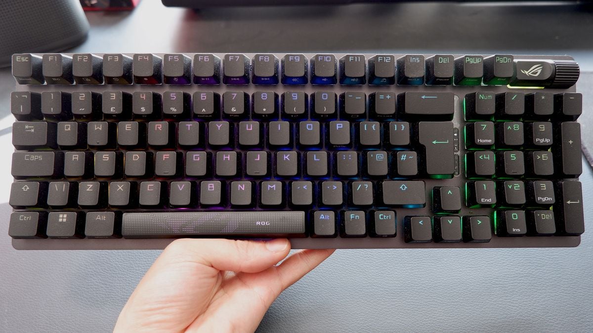 El teclado que habla dos idiomas: gaming competitivo y oficina sin pedir permiso