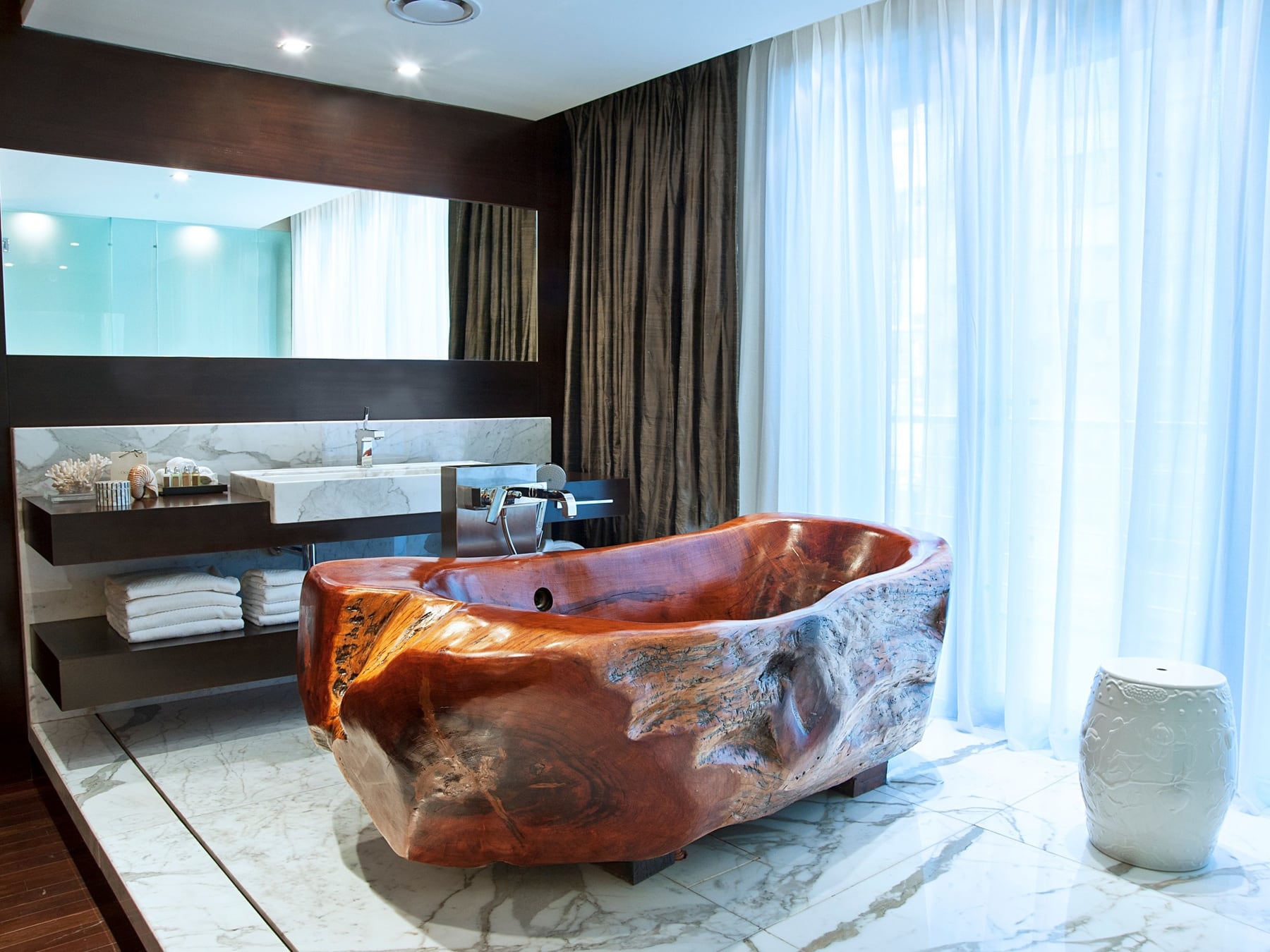 El hotel mendocino que Recoleta envasa: lujo, toneles y una cava con 300 etiquetas argentinas