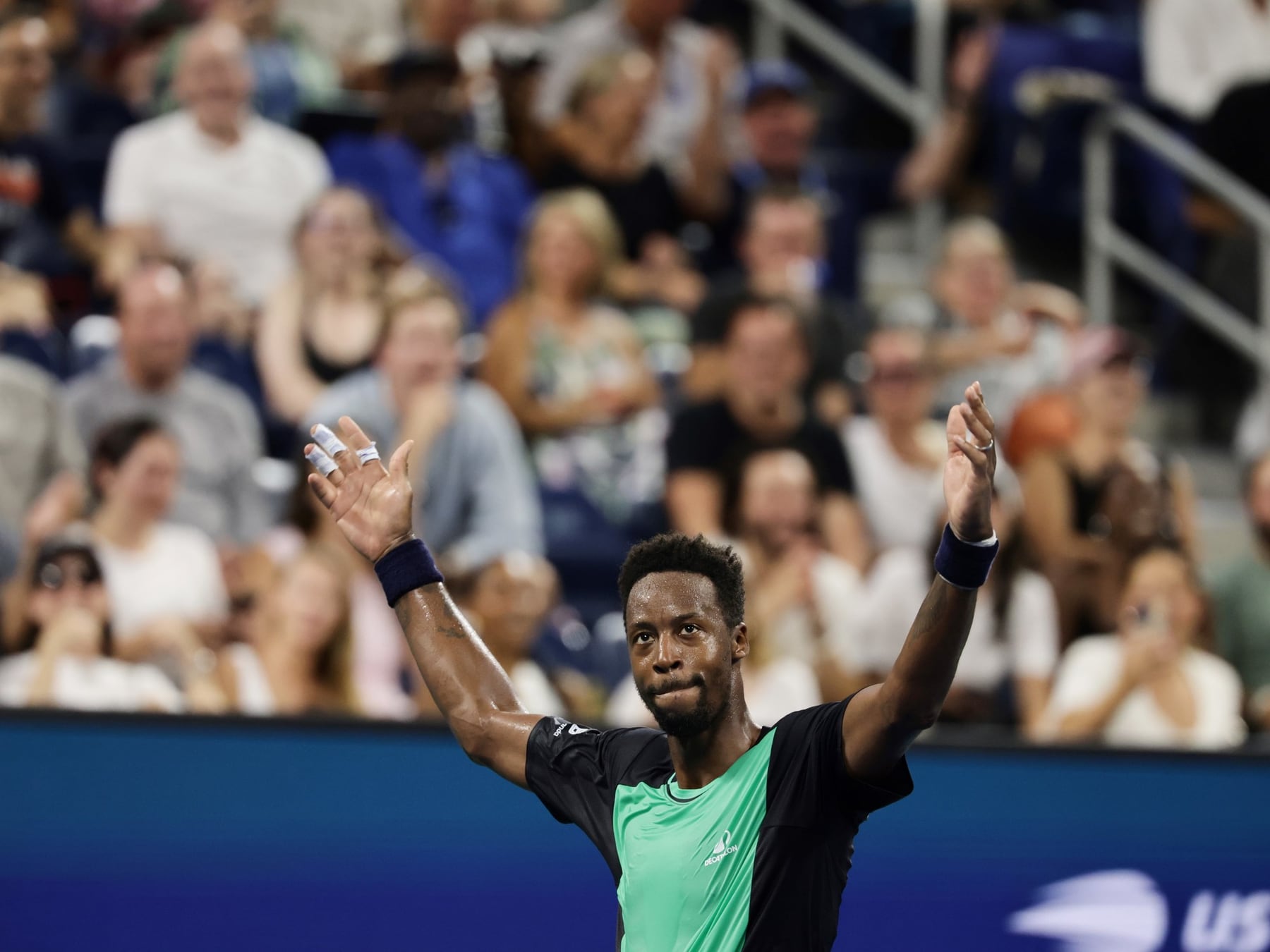 Monfils se va de Flushing Meadows como vino: con el público rendido a sus pies