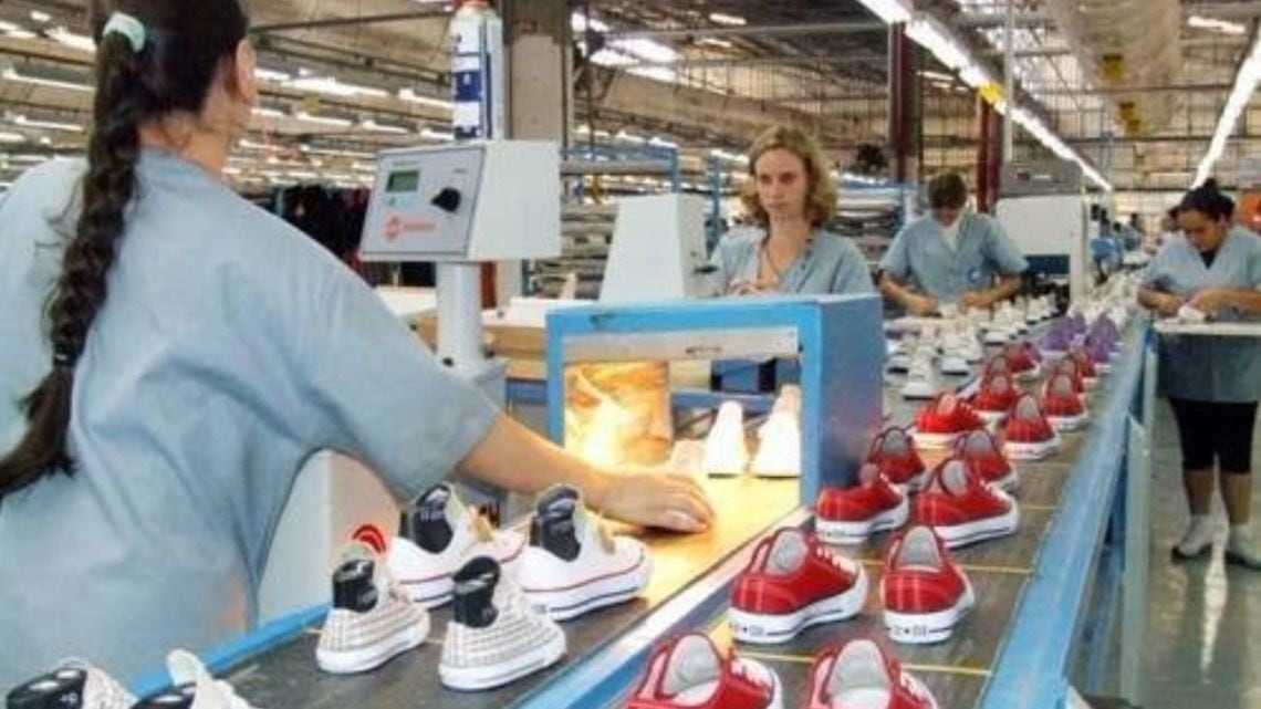 Cierre total de Coopershoes en Las Flores: el fin de la planta que fabricaba las Converse All Star