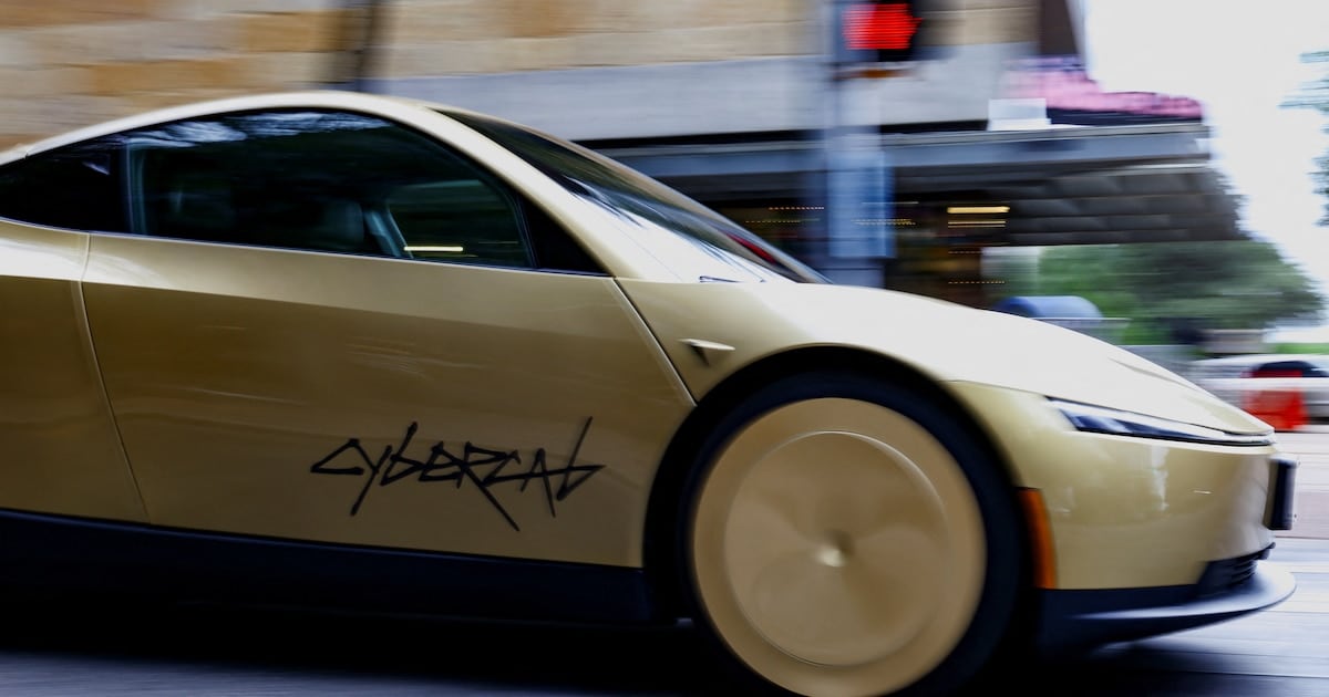 Tesla bajo la lupa: la NHTSA quiere saber cómo certificó al Cybercab que no tiene volante
