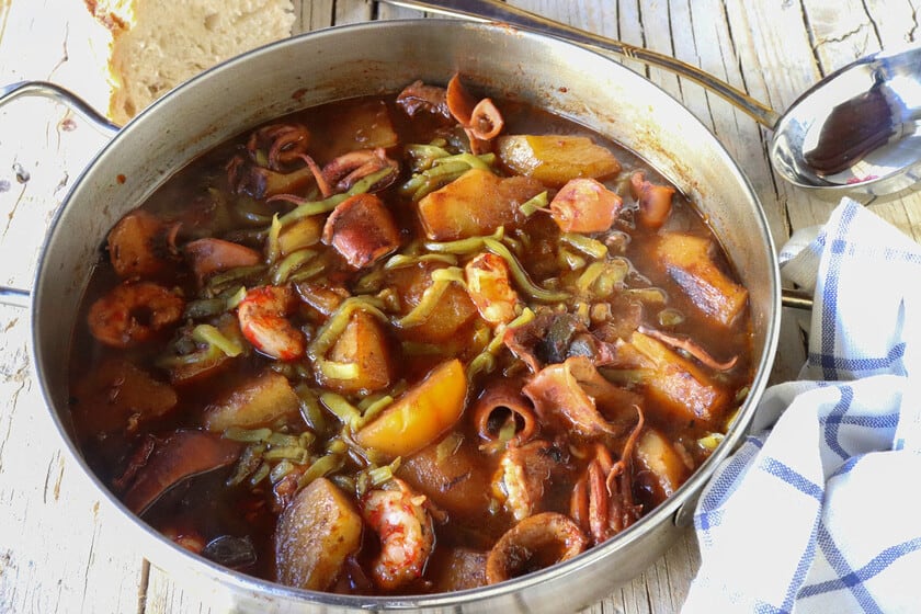 Guiso de chipirones y gambones: una receta de media hora con técnica de viejo cocinero