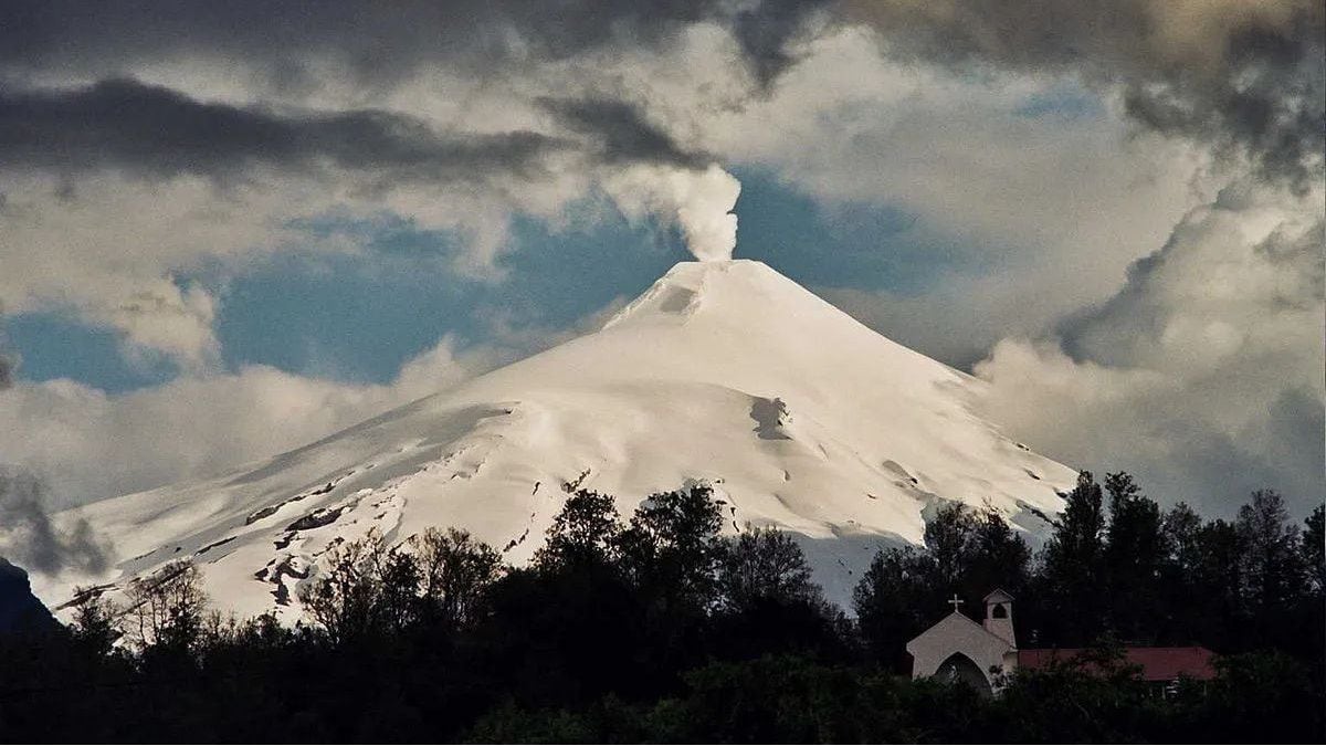 Villarrica en alerta amarilla: el gigante cordillerano se despierta del lado chileno y Neuquén mira de reojo
