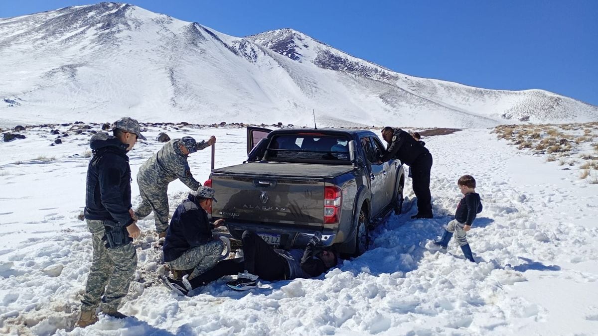 Caminó 15 kilómetros bajo la nieve para salvar a su familia varada en la cordillera neuquina