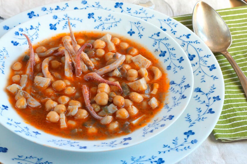 Garbanzos con calamares: el guiso de siempre, listo en veinte minutos