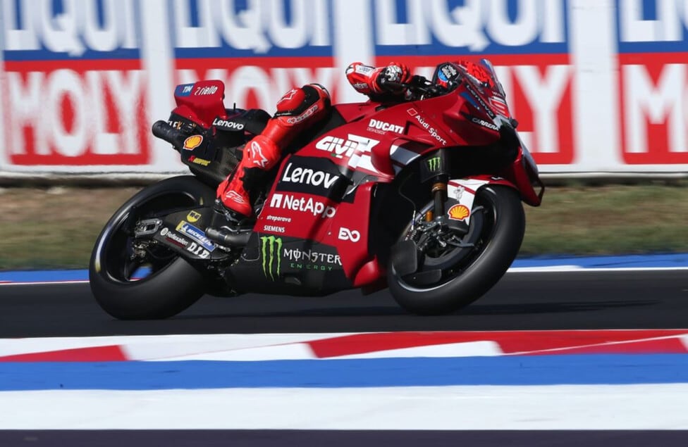 Márquez metió primera en Misano y ya le metió ruido a Martín