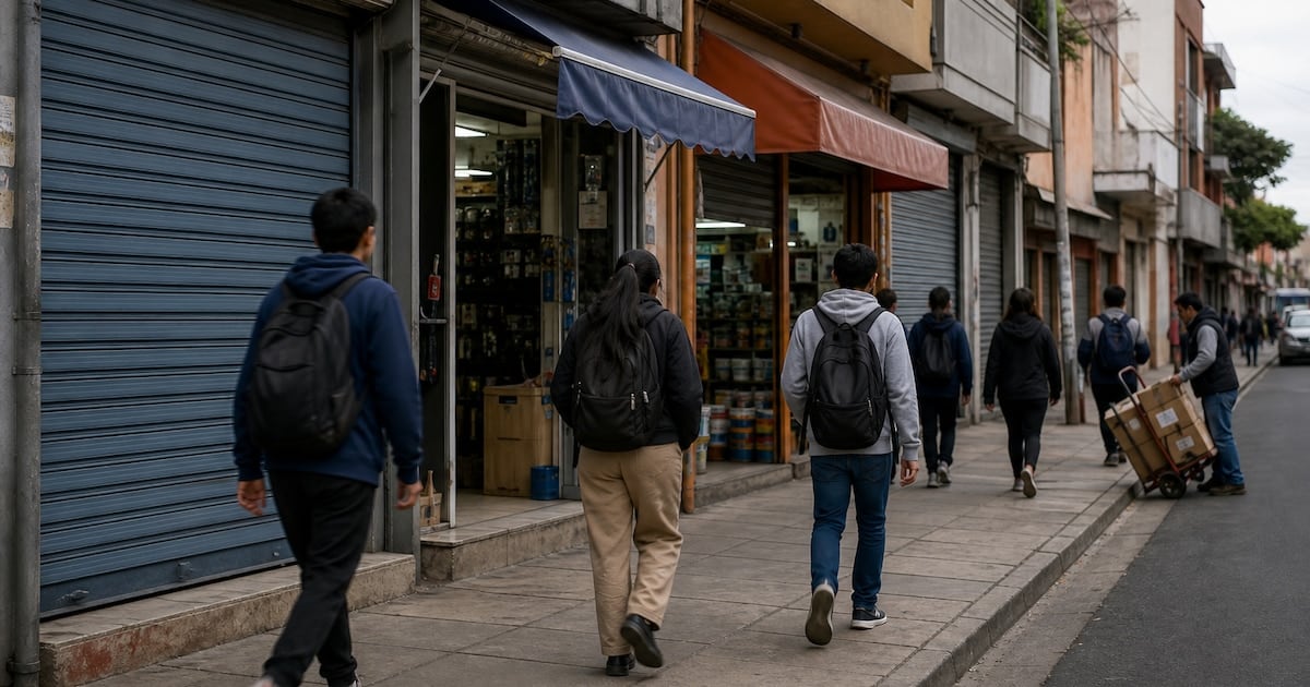 El empleo formal acumula una contracción de 354.128 puestos desde noviembre de 2023 y busca señales de piso