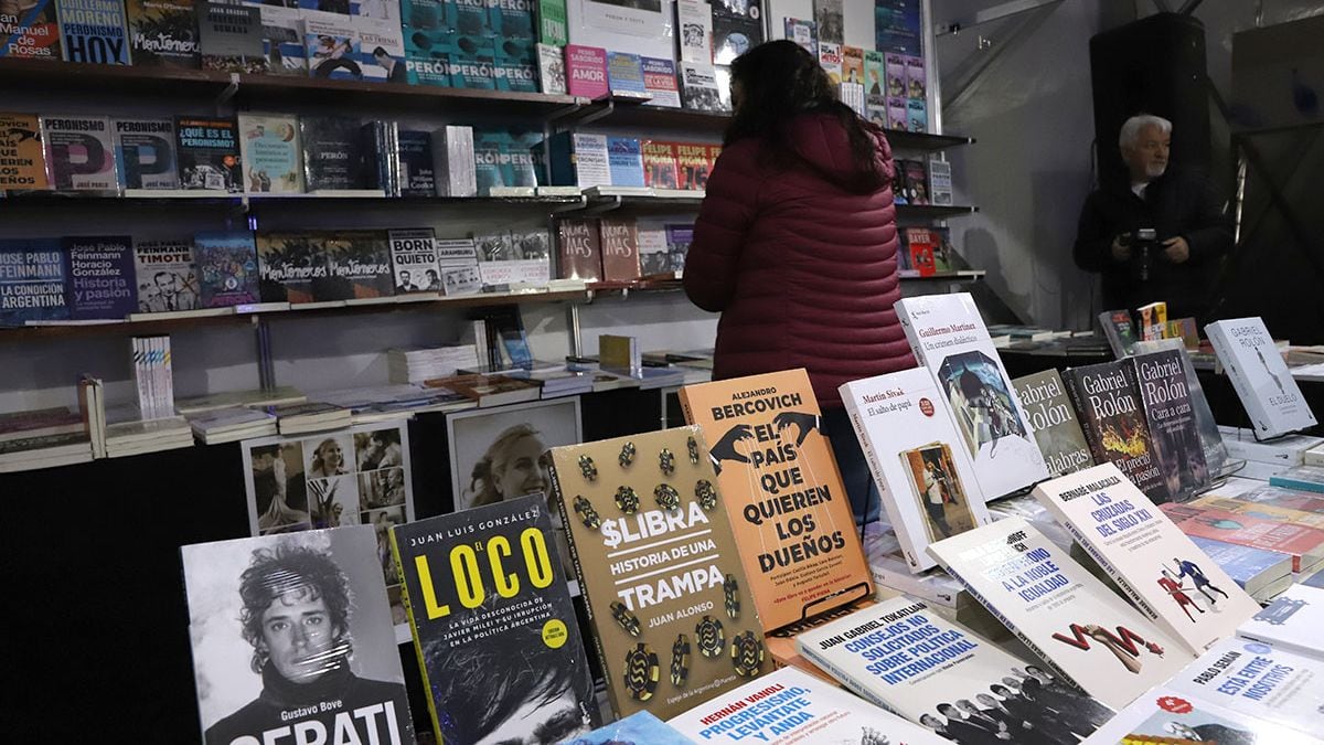 La Feria del Libro de Neuquén abrió sus puertas con libros desde 2.000 pesos y una grilla que mezcla clásicos, novedades y literatura patagónica
