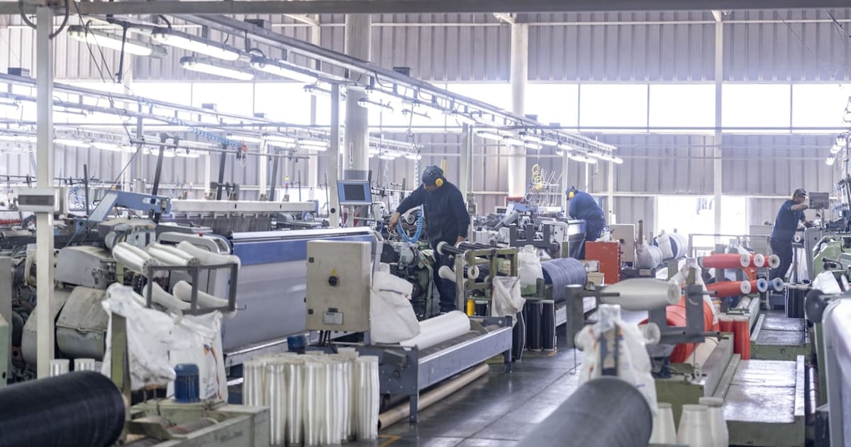 La industria pyme sostiene el empleo a costa de reducir turnos y diversificar servicios