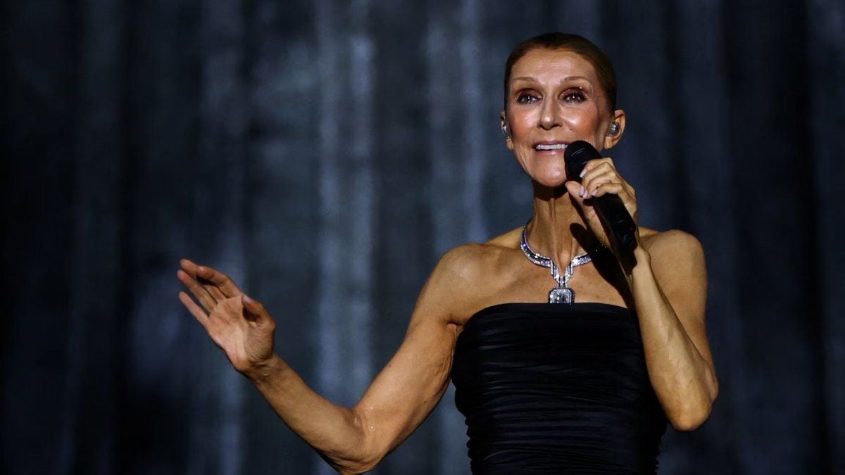 El llanto que valió seis años: Celine Dion volvió a cantar en París y no pudo evitar quebrarse