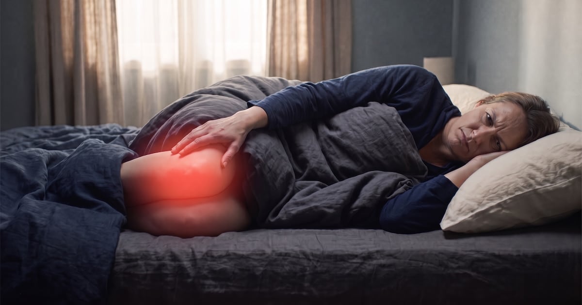 Rodilla que no deja dormir: cuándo conviene consultar y qué se puede hacer mientras tanto