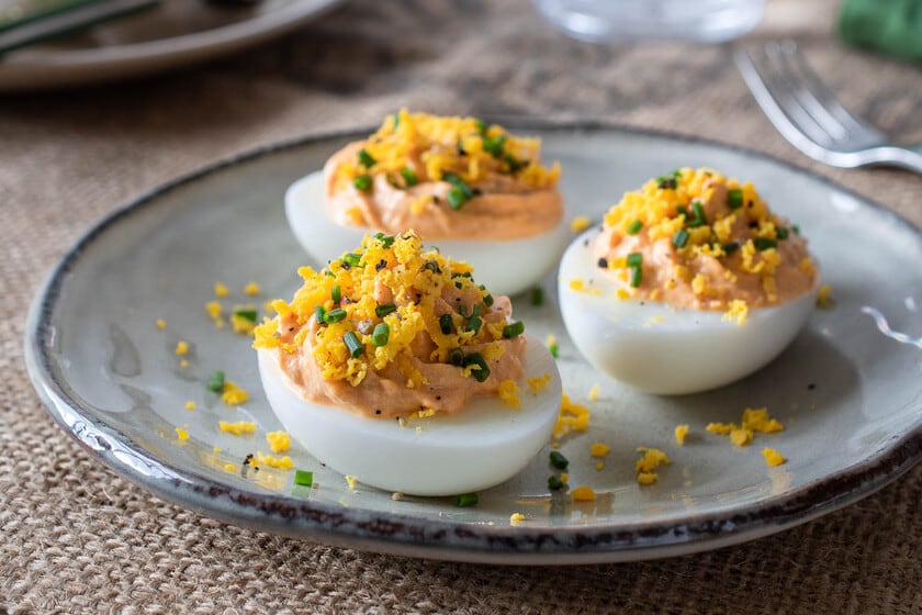 El truco del colador fino: cómo lograr huevos rellenos con una textura más cremosa y uniforme