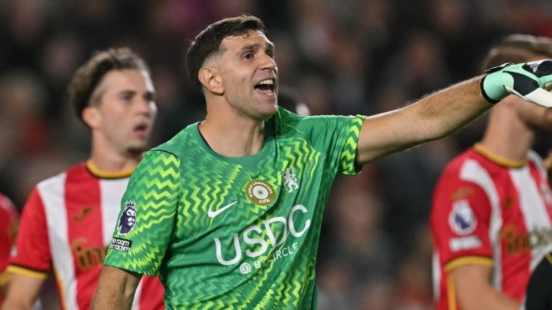 Chelsea naufragó en Brentford y Martínez sigue sin poder festejar un arco en cero