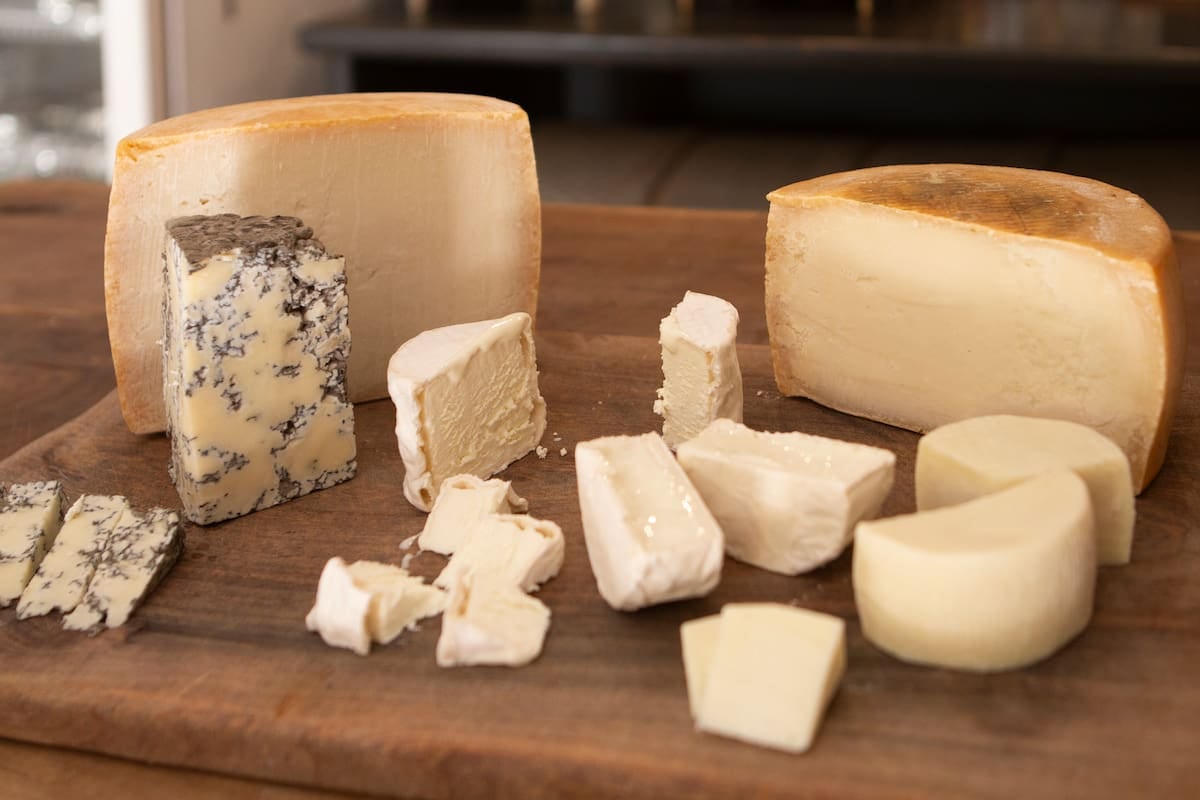 Estafas con comprobantes falsos: una mujer quedó imputada por 33 pedidos de queso por más de 60 millones de pesos