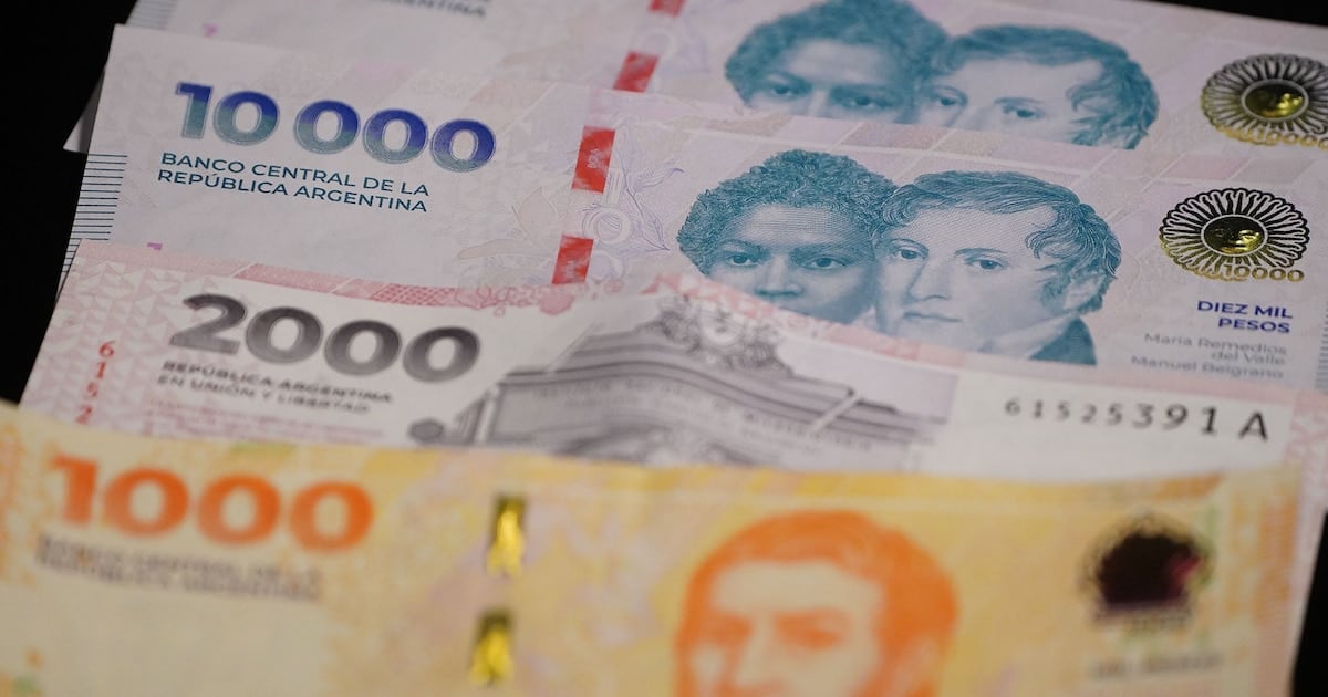 El billete de mil pesos se achica en la cartera y en el changuito: qué alcanza hoy con ese monto