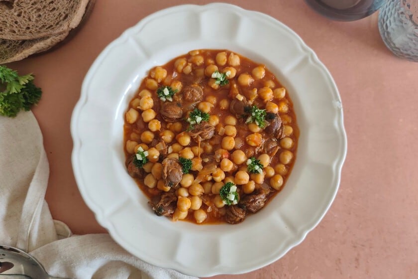 Garbanzos con zamburiñas: el guiso de media hora que rescata la conserva en la cocina de cada día