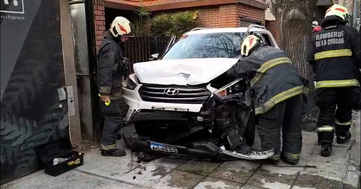 Un conductor de 33 años perdió el control en Palermo, chocó contra autos estacionados y terminó en la vereda