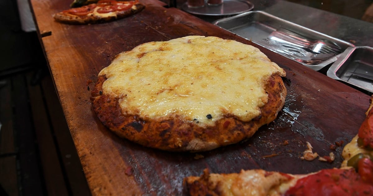 Güerrín: una cena de pizza, fainá y cerveza que terminó costando 51.390 pesos gracias al descuento en efectivo