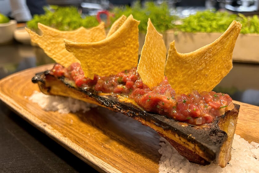 El steak tartar con tuétano caliente que Rafa Liñán sirve en pleno centro de Sevilla
