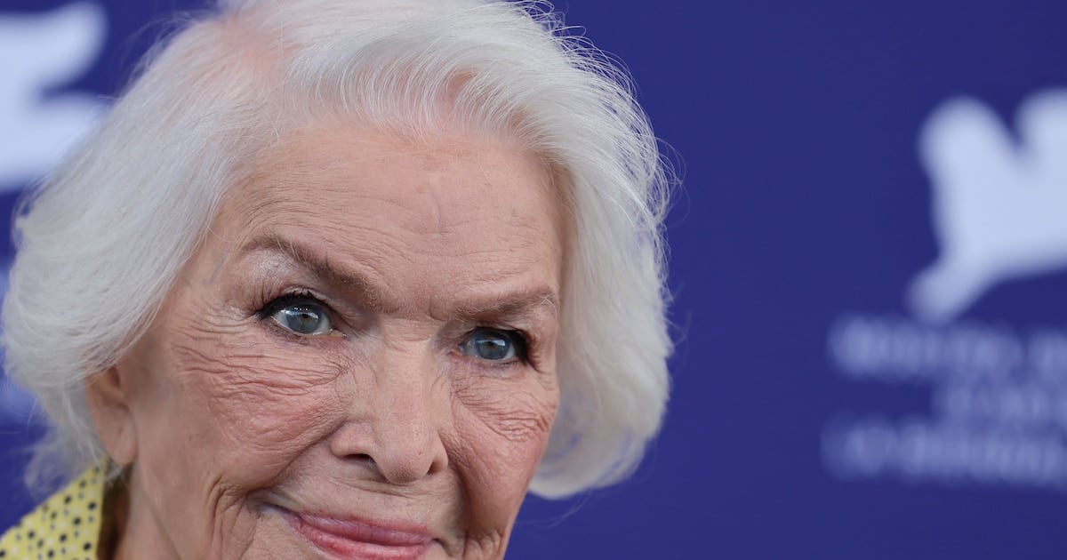 A los 93, la actriz Ellen Burstyn mostró que caminar no alcanza: por qué la fuerza es clave en la vejez