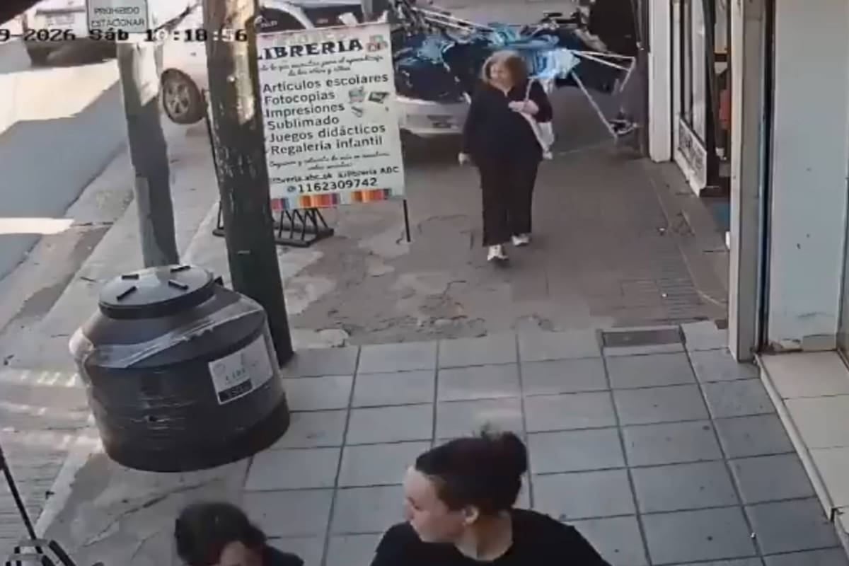Un Chevrolet Corsa subió a la vereda, embistió a una joven y terminó incrustado en un local de indumentaria en Almirante Brown