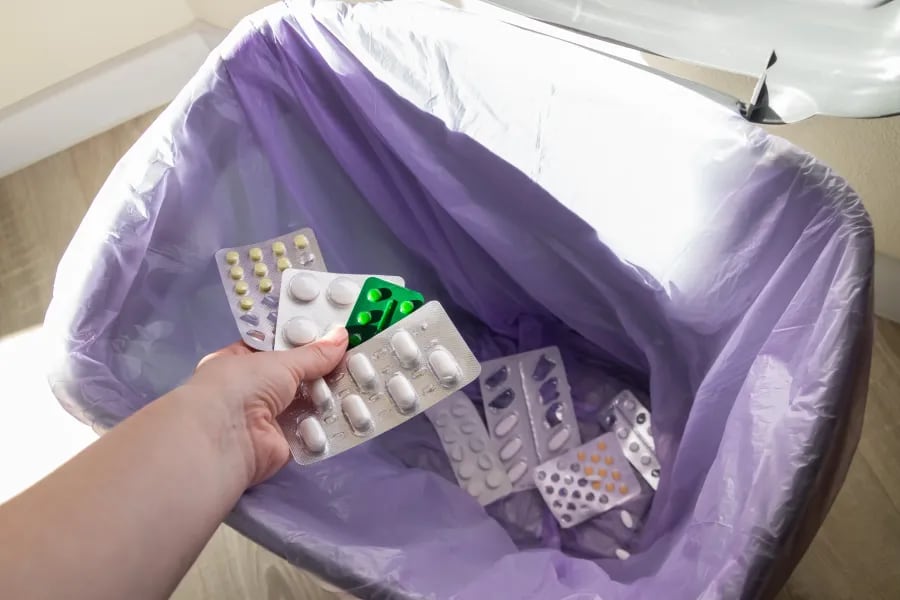 Una mochila en la basura: así encontraron en Neuquén los remedios que iban a quedar en la calle