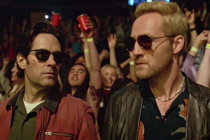 Una canción, un crédito ausente y dos músicos que se cruzan en un casamiento: lo nuevo de Paul Rudd y Nick Jonas en streaming