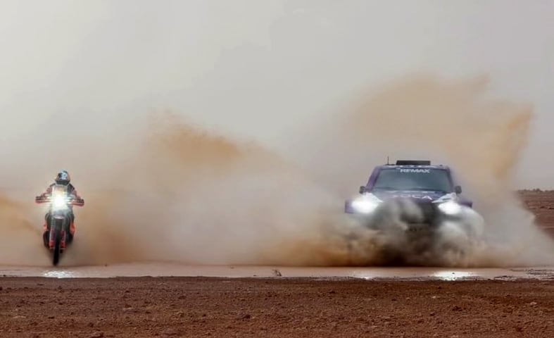 Cavigliasso y Pertegarini se prueban la Hilux grande en el desierto marroquí