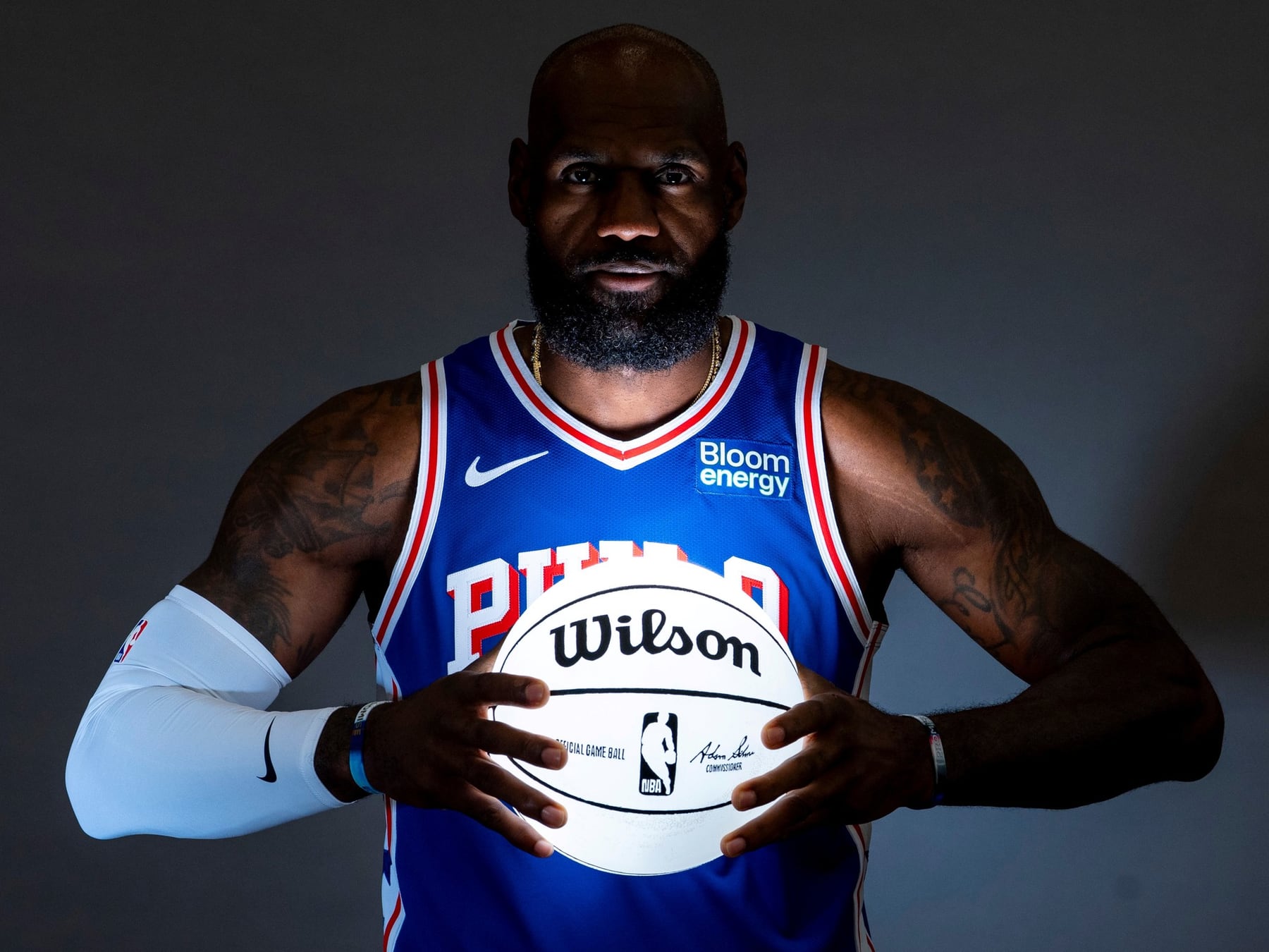 LeBron James se calza la camiseta de los Sixers y avisa: dejó a su familia para ir por el título, no para hacer de visitante