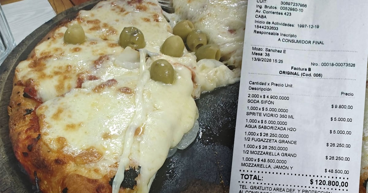 Una cuenta en El Cuartito: $120.800 por dos mitades grandes, una pizza entera con jamón y cuatro bebidas