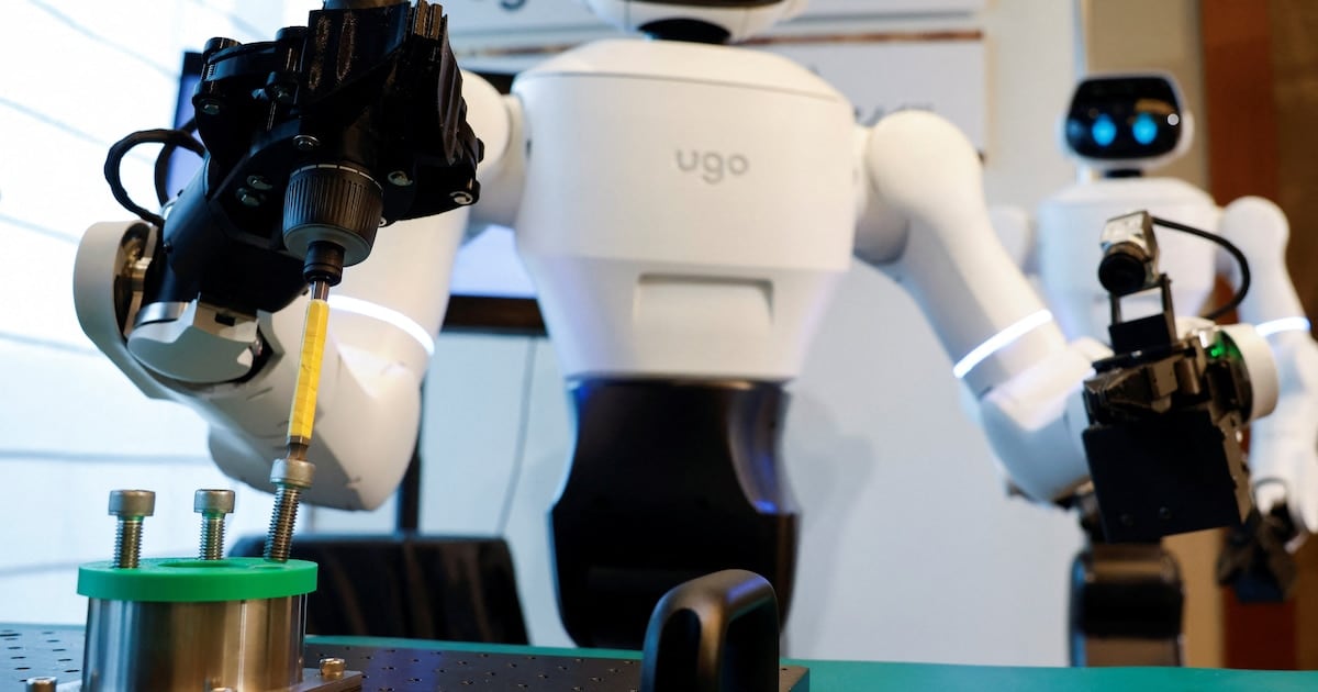 Un robot japonés con IA fue probado en un hospital: atendió visitantes y levantó bandejas