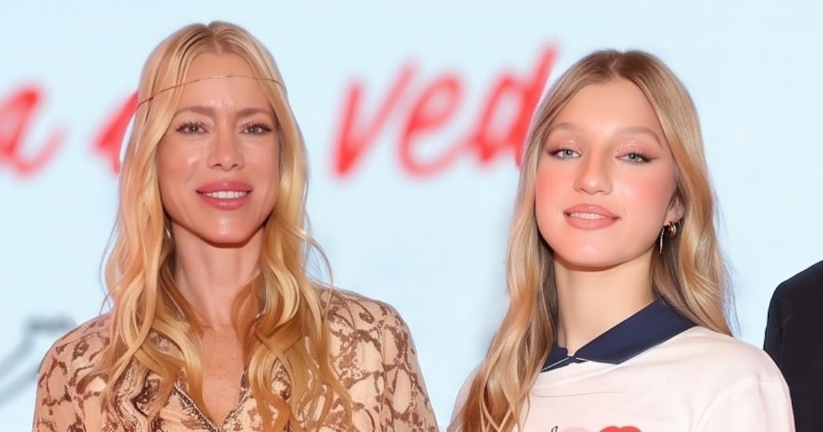 Allegra Cubero se subió a la pasarela y Nicole Neumann la aplaudió desde la primera fila