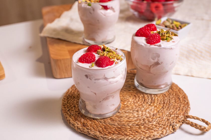 Una mousse de frambuesas sin huevo que se arma en quince minutos y se olvida en la heladera