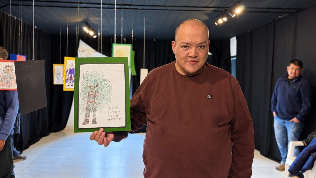 Aluminé abre una ventana al universo de Daniel: dibujos de animé y videojuegos colgados en la Casa de la Cultura