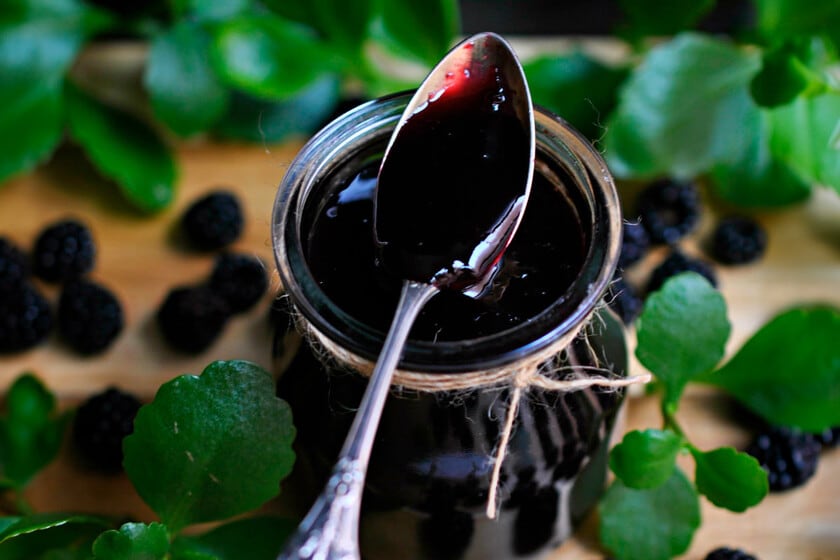 Una mermelada casera de moras silvestres suma manzana y limón para llegar a la mesa durante todo el año