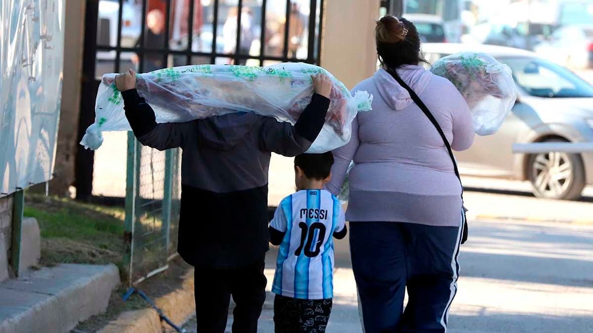 El Mercado Concentrador de Neuquén sale dos sábados con chivito y trucha sobre la mesa