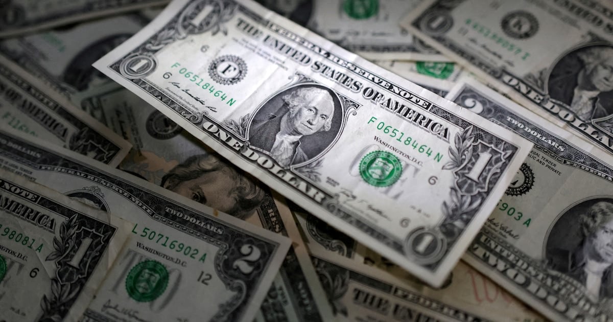 El billete verde retrocedió cinco pesos en el Banco Nación y volvió a quedar por debajo del blue