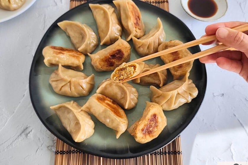 Treinta gyozas caseras con tofu y shiitake: la receta vegetariana que se cocina en sartén y deja base dorada y relleno jugoso