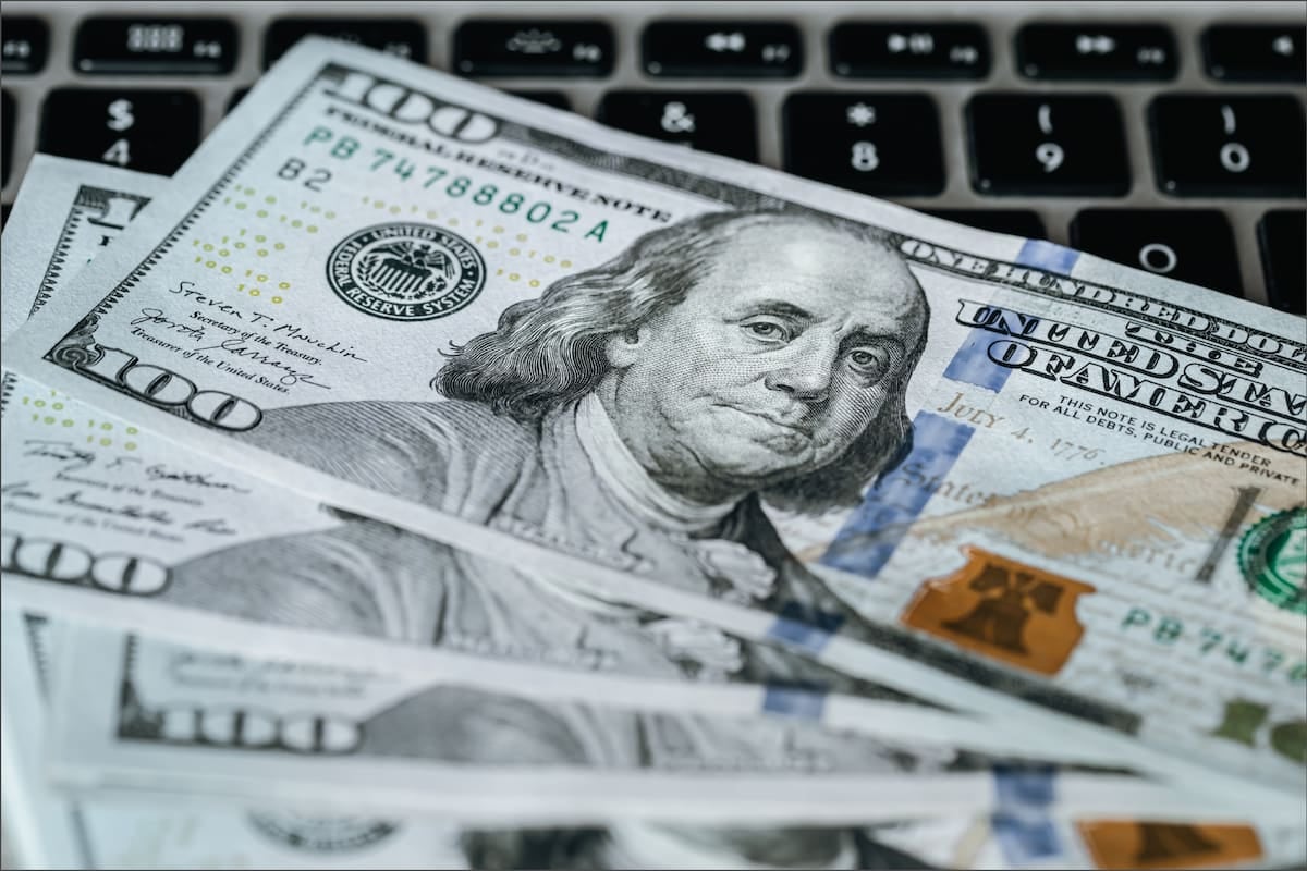 La pizarra del domingo dejó al dólar oficial en $1540 y al blue en $1560, sin operativa bancaria