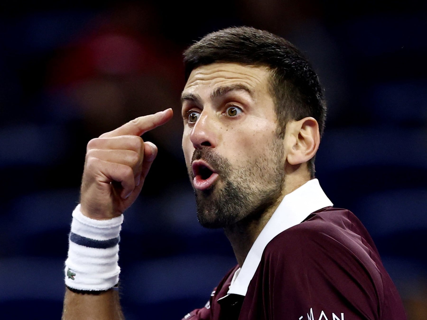 Djokovic se enojó, dio vuelta un partidazo ante Zverev y sigue firme en Pekín