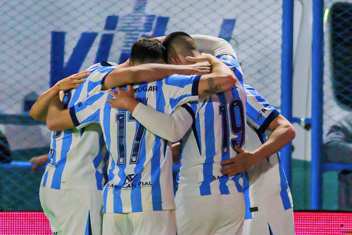 Racing volvió a ganar y se acomodó en Río Cuarto: 2-1 a Estudiantes con show de golazos
