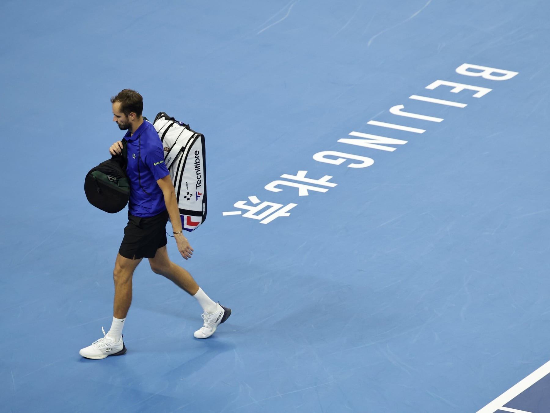 Medvedev se quedó afuera en Pékin por una pelota que no tenía que salir de la cancha y Djokovic selló su lugar en la final