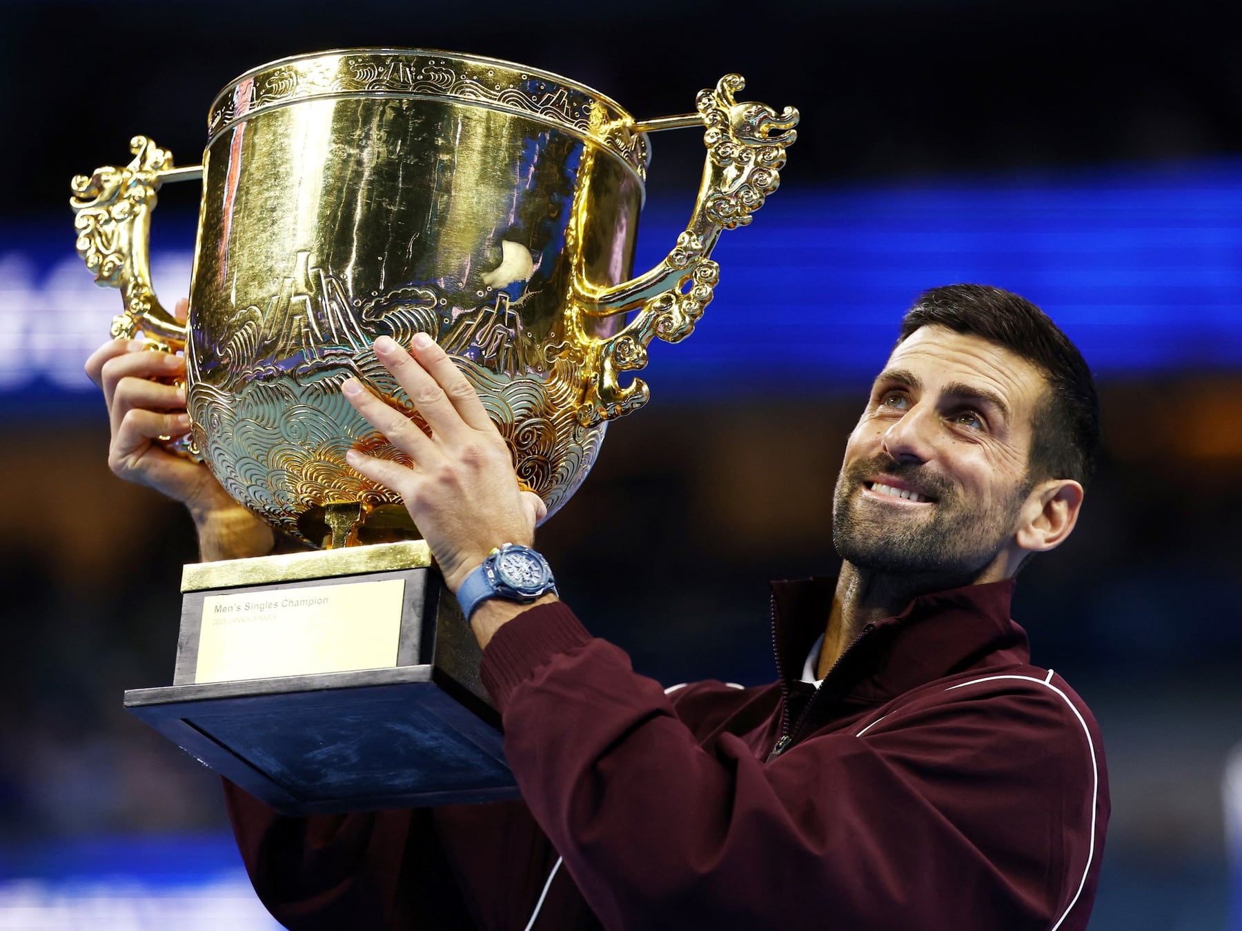 Djokovic acaricia la marca de Federer: ganó en Beijing y quedó a un título del récord del suizo
