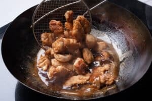 La fórmula técnica del pollo al limón: dos harinas, agua fría y una salsa que se arma aparte