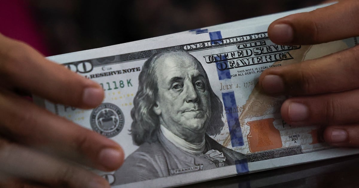 El dólar se mantiene estable en el Nación y el blue suma cinco pesos en una rueda sin sobresaltos