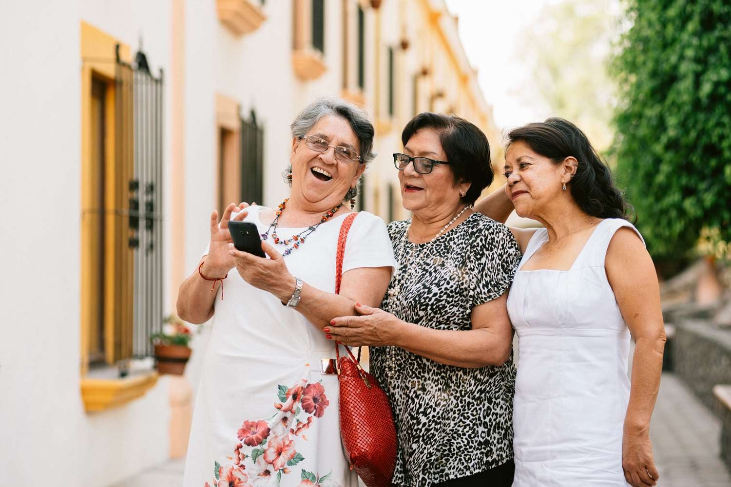 Sandra y Eleanor, 85 años y casi 50 países en la valija: la amistad que convirtió la viudez en una nueva etapa