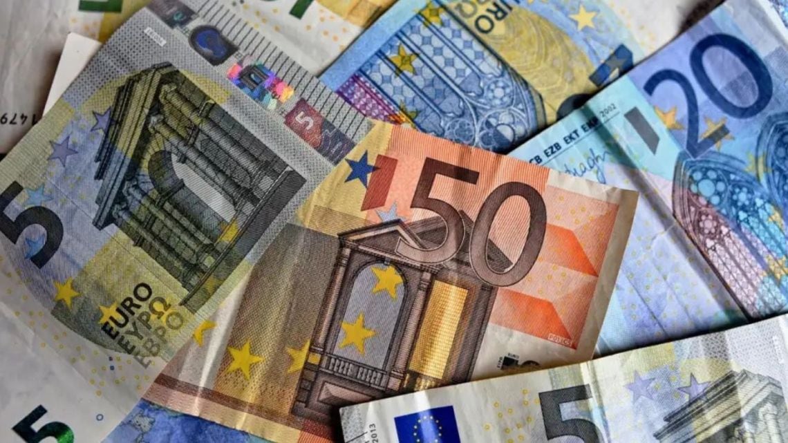 El euro blue retrocedió seis pesos y se acomodó por debajo de los 1.850 en el cierre de la semana